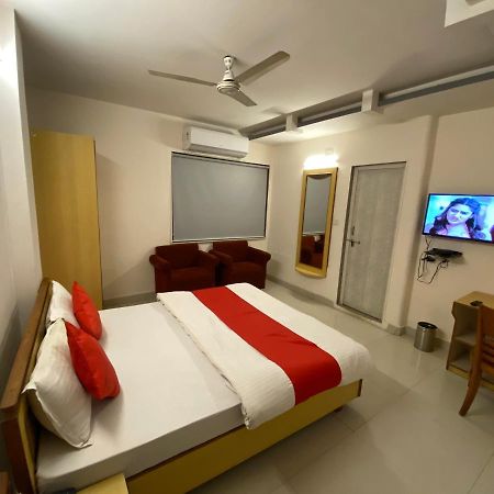 Hotel Riverfront Ahmedabad Eksteriør billede