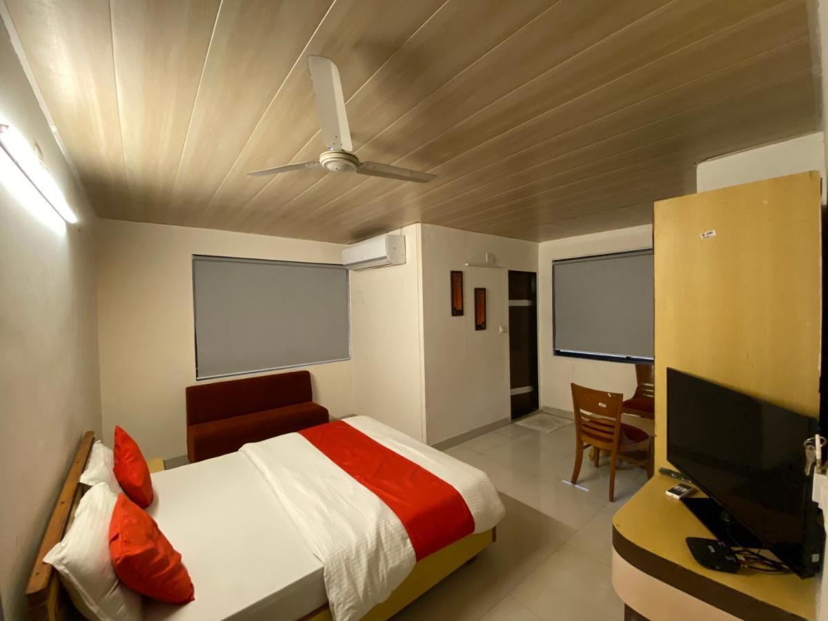 Hotel Riverfront Ahmedabad Eksteriør billede