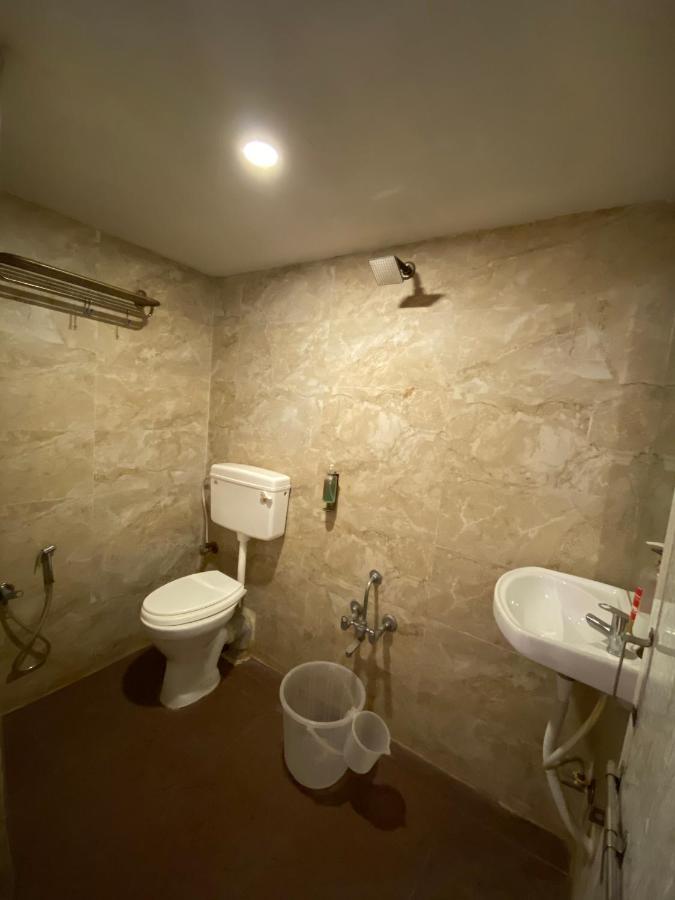 Hotel Riverfront Ahmedabad Eksteriør billede
