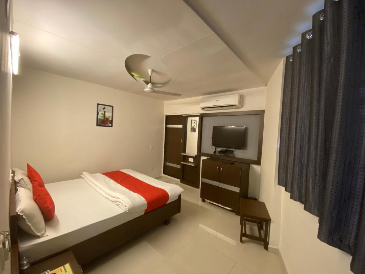 Hotel Riverfront Ahmedabad Eksteriør billede
