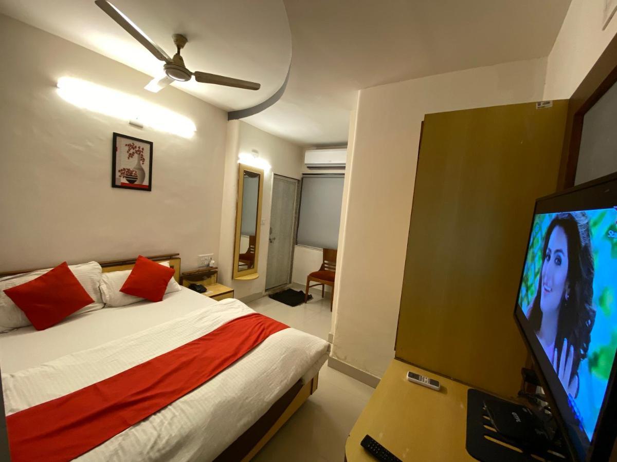 Hotel Riverfront Ahmedabad Eksteriør billede