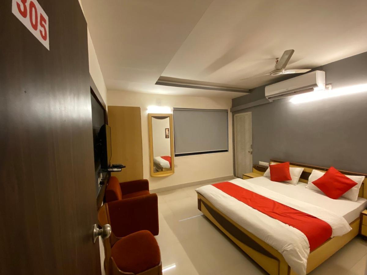 Hotel Riverfront Ahmedabad Eksteriør billede