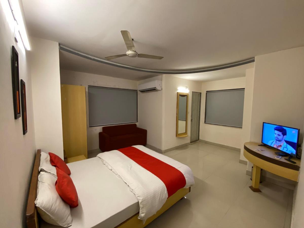 Hotel Riverfront Ahmedabad Eksteriør billede