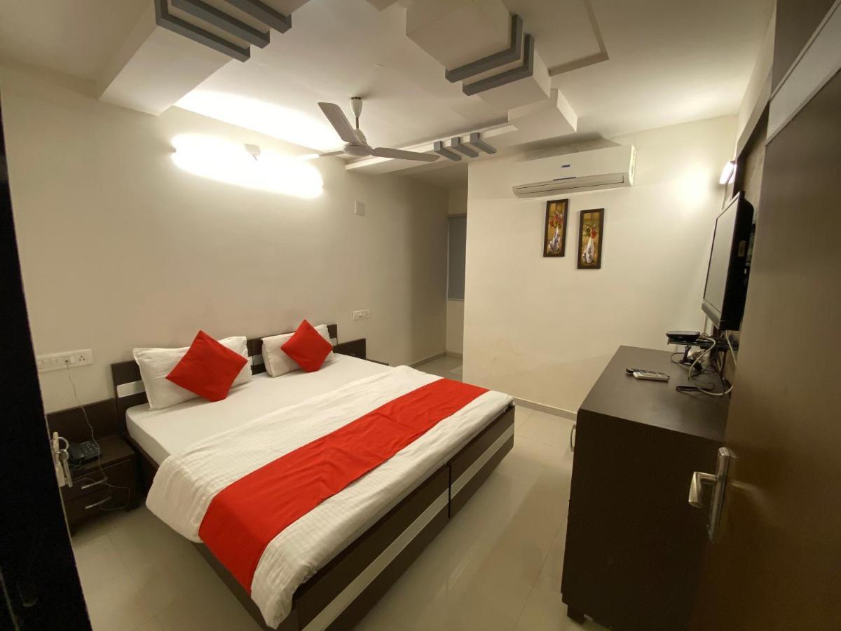 Hotel Riverfront Ahmedabad Eksteriør billede