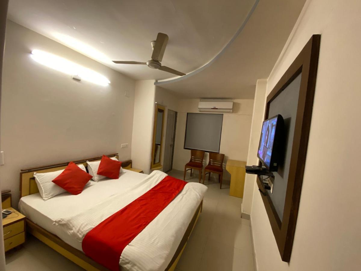 Hotel Riverfront Ahmedabad Eksteriør billede