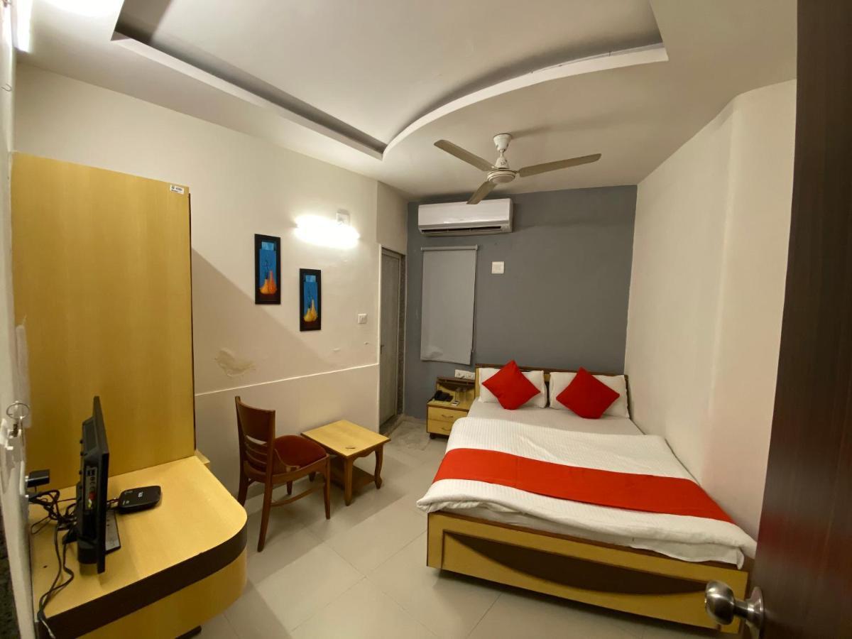Hotel Riverfront Ahmedabad Eksteriør billede