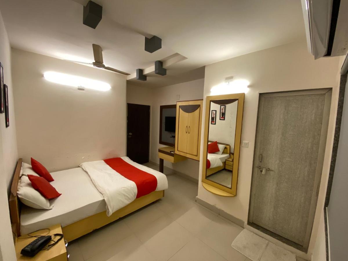 Hotel Riverfront Ahmedabad Eksteriør billede