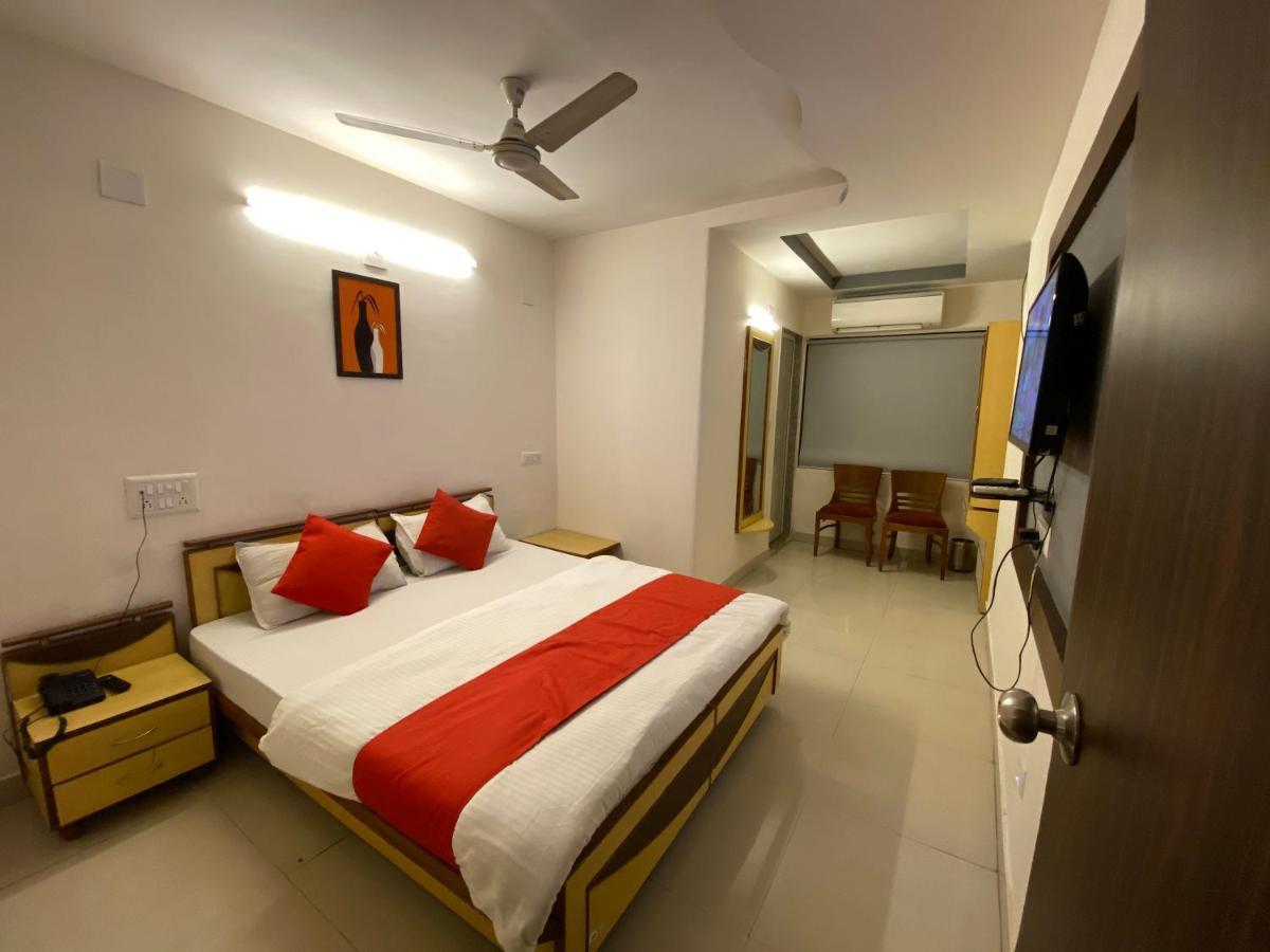 Hotel Riverfront Ahmedabad Eksteriør billede
