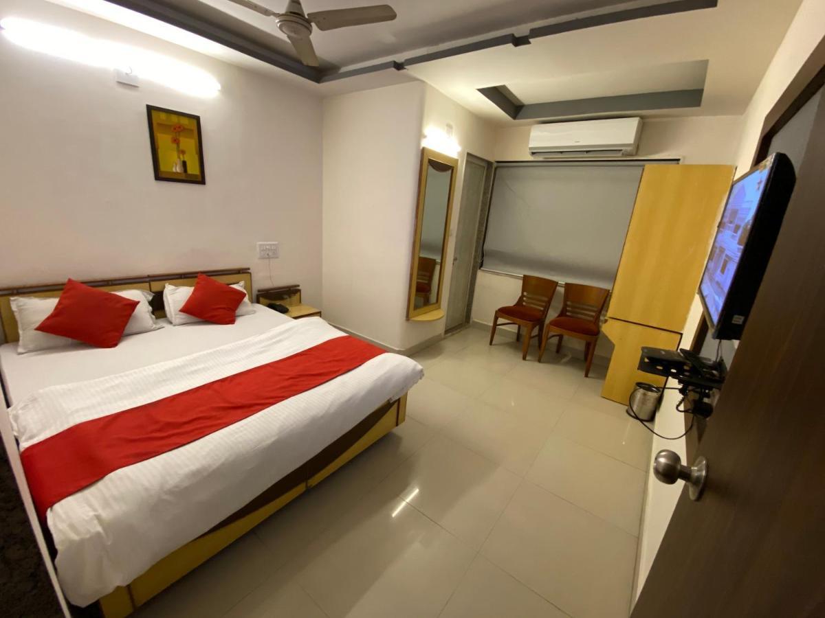 Hotel Riverfront Ahmedabad Eksteriør billede