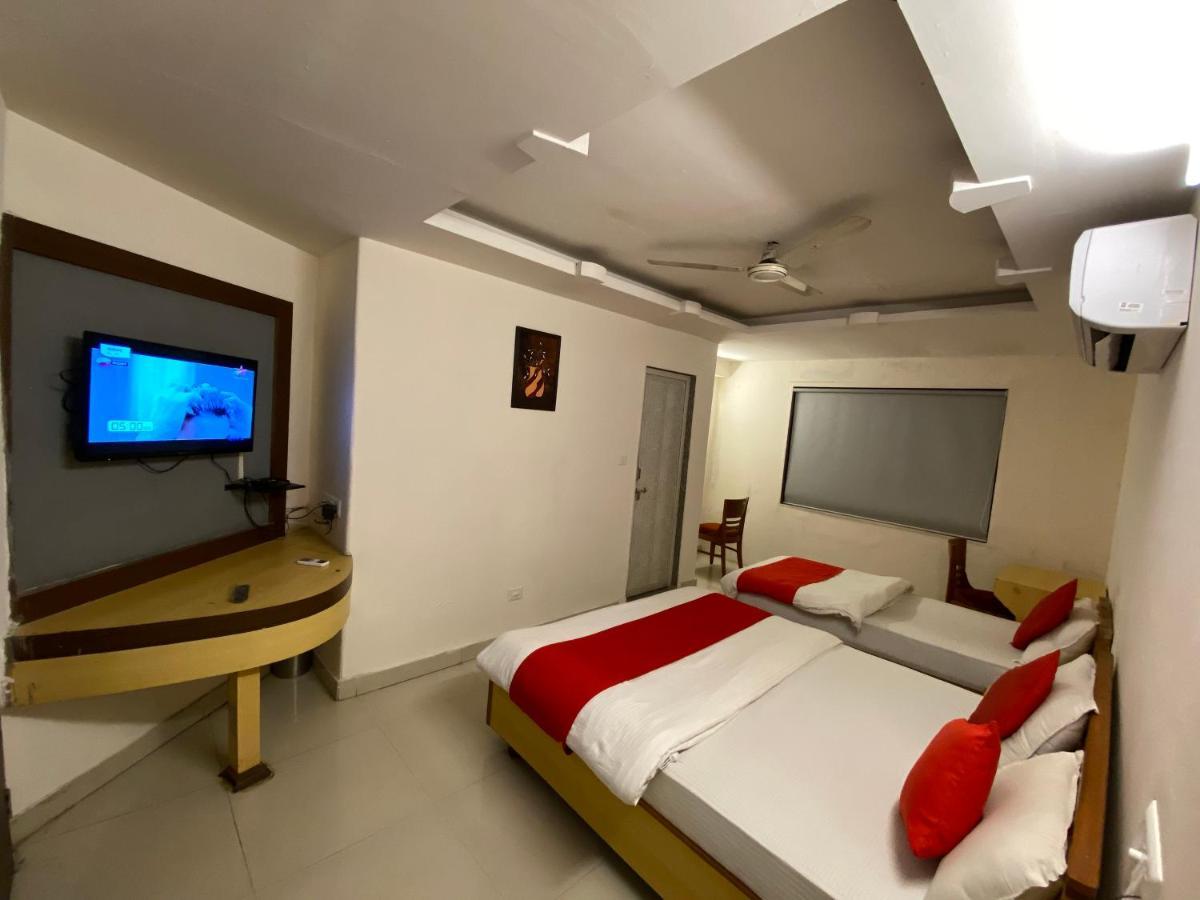 Hotel Riverfront Ahmedabad Eksteriør billede