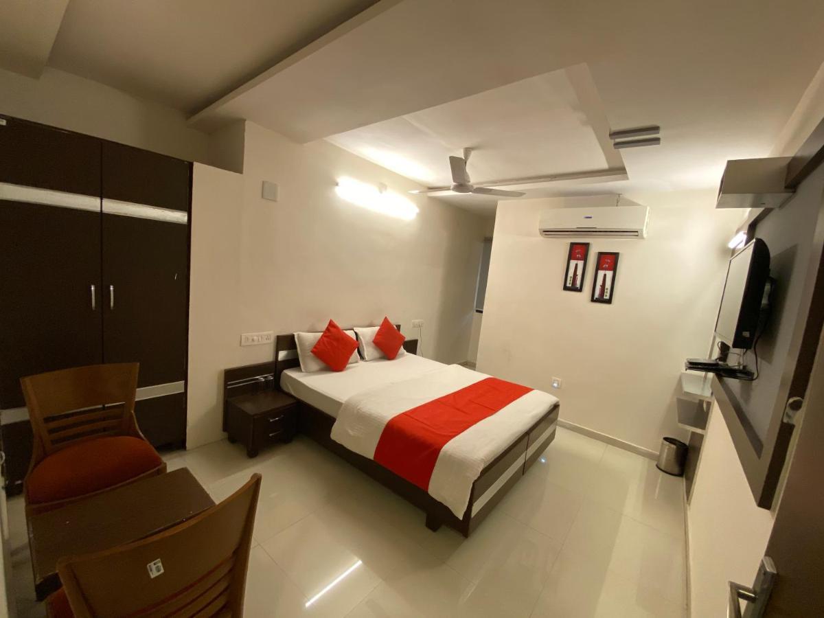 Hotel Riverfront Ahmedabad Eksteriør billede